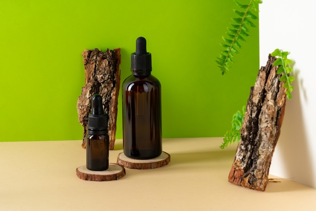 Bouteille cosmétique en verre brun et écorce d'arbre