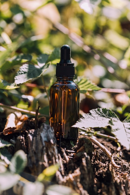 bouteille cosmétique en verre sur fond naturel