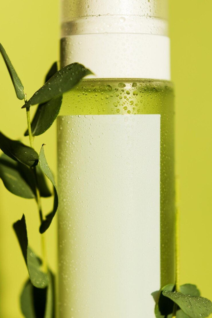 Photo bouteille de cosmétique verte avec des gouttes d'eau et des feuilles d'eucalyptus sur un fond vert
