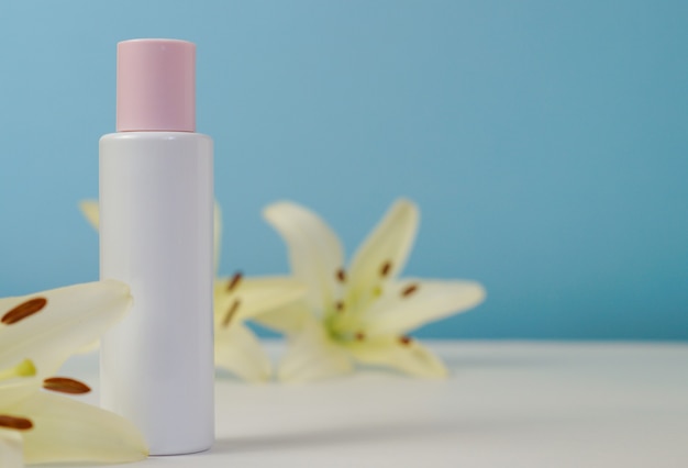 bouteille cosmétique vierge blanche avec crème avec lotion hydratante ou shampoing à capuchon rose encadrée de