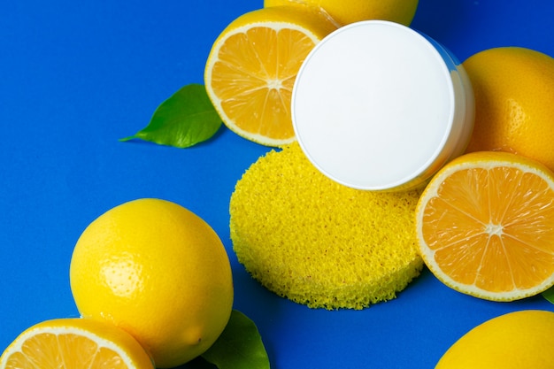 Photo bouteille de cosmétiques avec des citrons en tranches