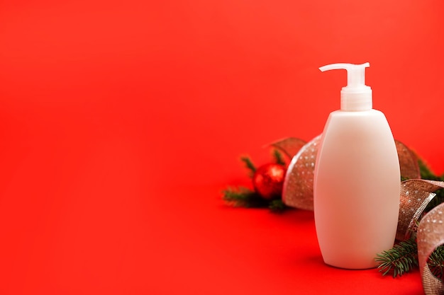 Photo bouteille de cosmétiques d'hiver shampooing lotion ou gel avec décorations de noël produits de soins du corps