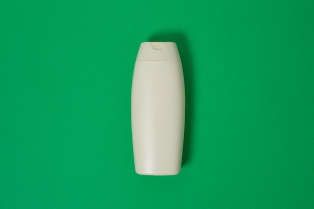 Bouteille de crème hydratante pour cosmétiques Bouteille de cosmétiques en plastique vierge isolée sur fond vert