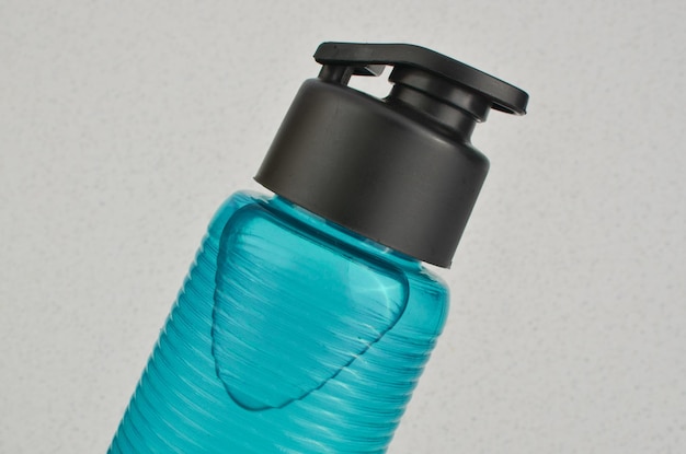 La bouteille d'eau bleue rafraîchissante en gros plan un symbole d'hydratation et de vitalité idéale pour les athlètes à la recherche de la meilleure performance