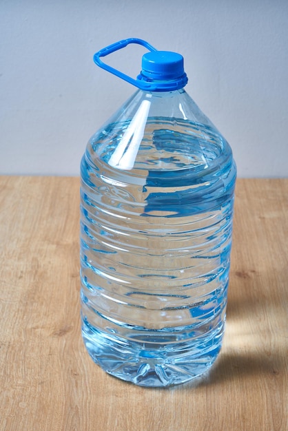 Une bouteille d'eau avec un bouchon bleu.