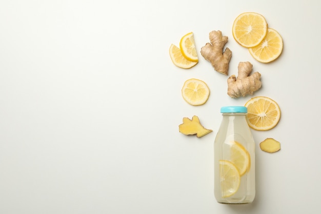 Bouteille d'eau de citron et de gingembre