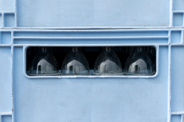 Bouteille d'eau dans une caisse