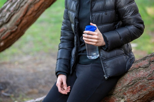 Bouteille d'eau dans la main de la femme