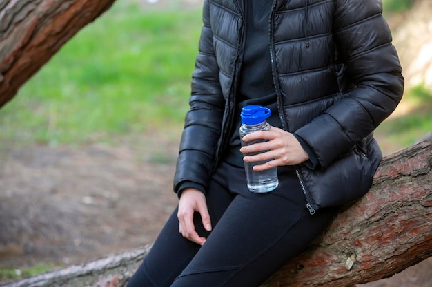 Photo bouteille d'eau dans la main de la femme