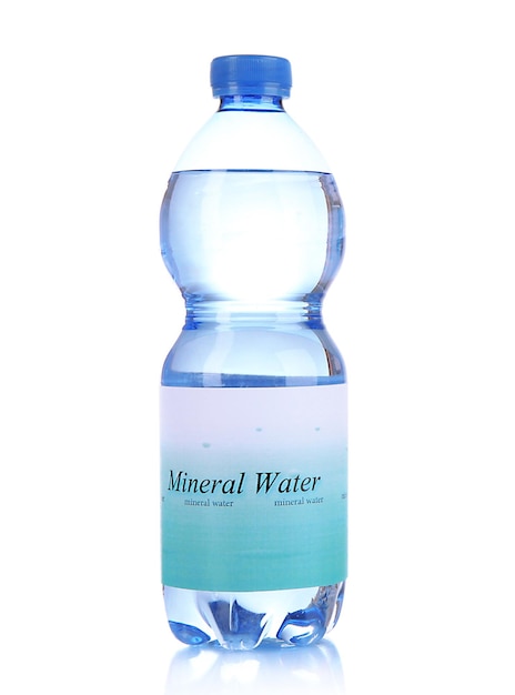 Photo bouteille d'eau avec étiquette isolée sur blanc