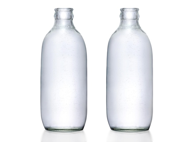 bouteille d'eau gazeuse Bulles de soude dans la bouteille sur fond blanc