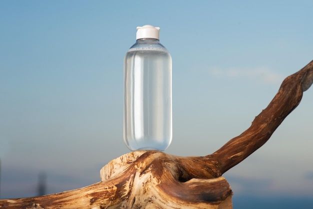 Bouteille d'eau micellaire tonique faciale contre le ciel