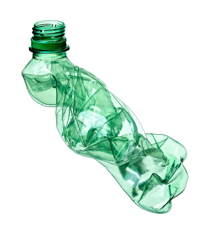 Photo bouteille d'eau en plastique contenant des déchets de recyclage