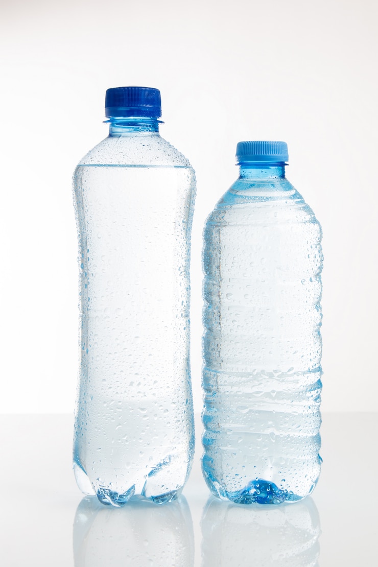 Photo bouteille d'eau en plastique sur fond blanc