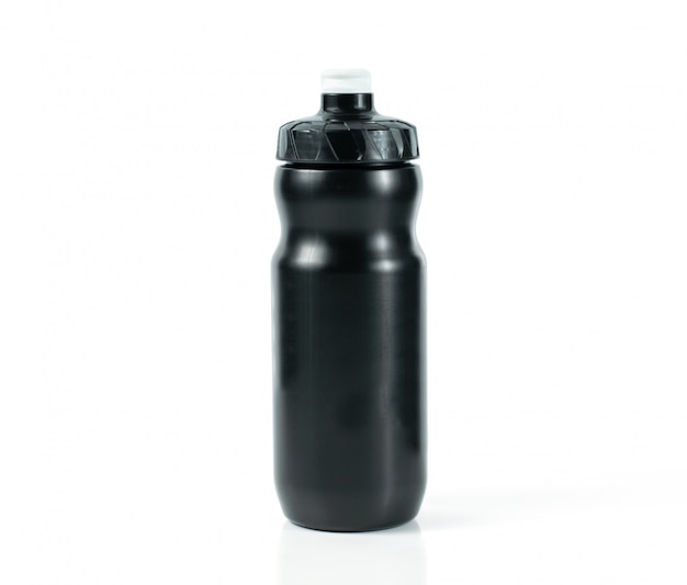 Photo bouteille d'eau en plastique noir sur fond blanc