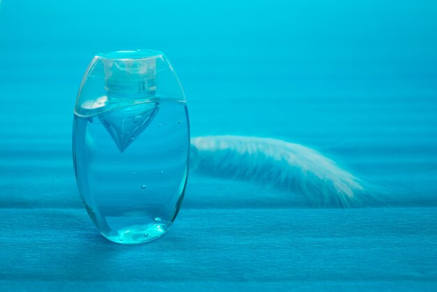 Une bouteille d'eau avec une plume dedans.