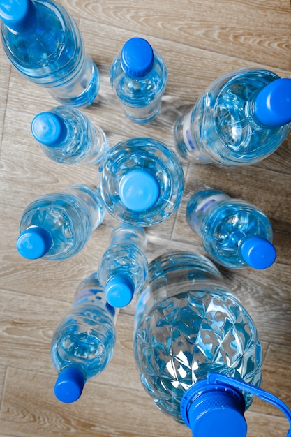 Photo bouteille d'eau sur la table en bois