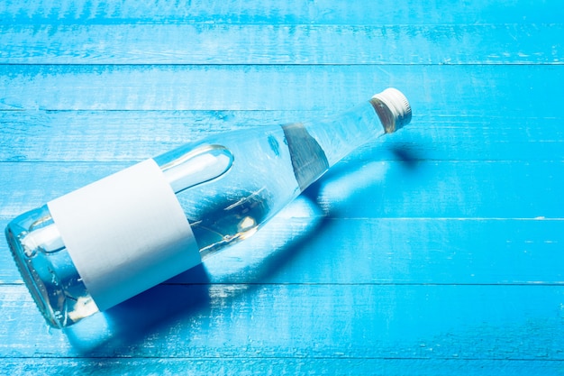 Bouteille d'eau sur la table en bois