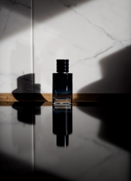 Bouteille d'eau de toilette sur la table