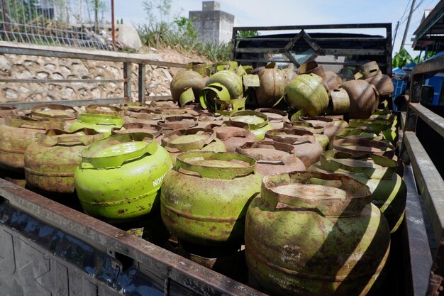 Photo bouteille de gaz de 3 kg ou bouteille de gaz à melon sur le camion de distribution de gaz spécial