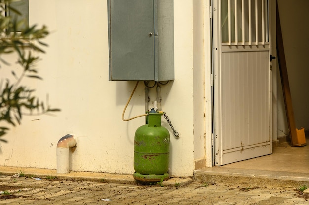 une bouteille de gaz dans un village en hiver à Chypre 1