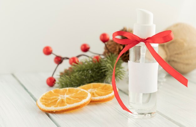 Bouteille de gel désinfectant pour les mains avec décoration de Noël et ruban en cadeau