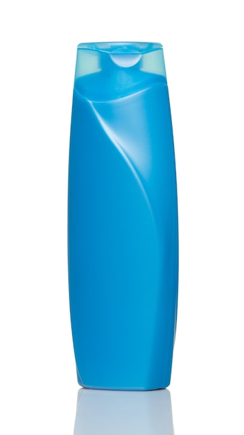 Bouteille de gel douche bleu isolé sur fond blanc gros plan