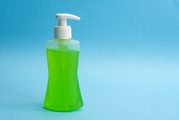 Une bouteille de gel ou de liquide désinfectant pour se laver les mains.