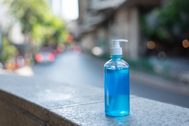 Bouteille de gel pour les mains à l'alcool éthylique désinfectant bleu