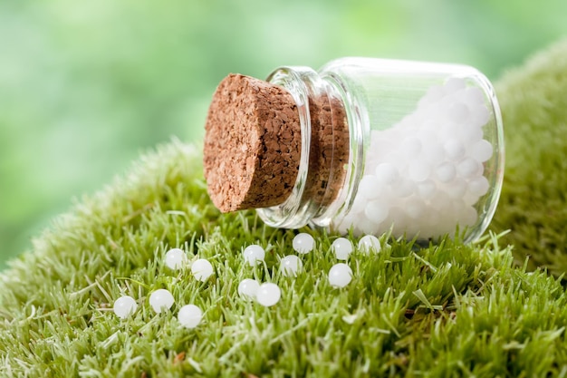 Bouteille De Globules D'homéopathie Sur Mousse Verte