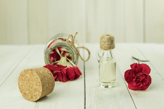 Une bouteille d'huile aromatique à base de pétales de fleurs fraîches