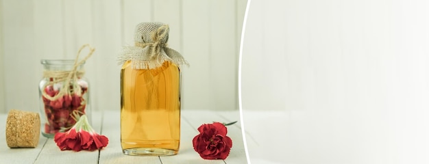 Une bouteille d'huile aromatique à base de pétales de fleurs fraîches