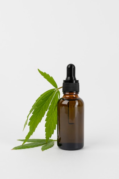 Photo bouteille d'huile de cannabis naturelle