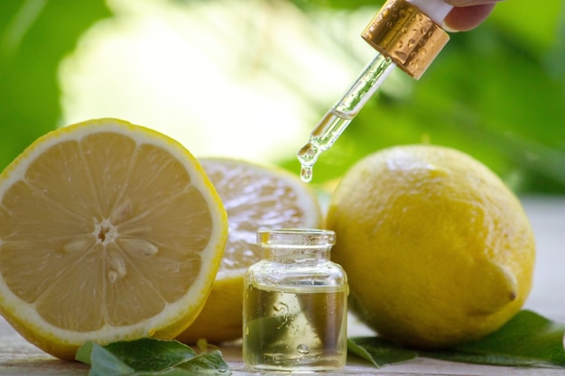 Une bouteille d'huile essentielle de citron est une médecine alternative.