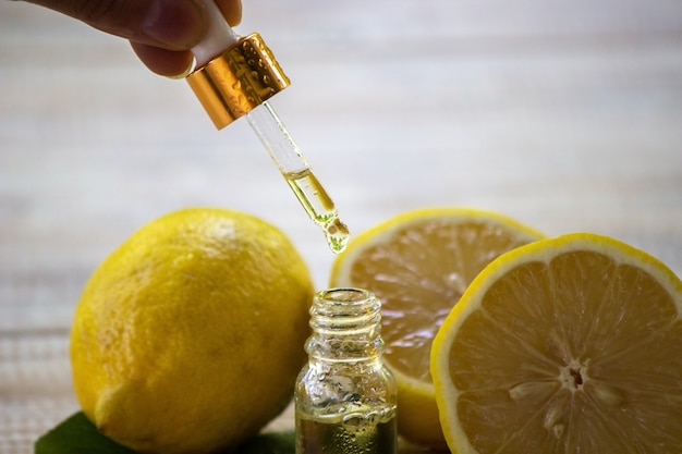 Une bouteille d'huile essentielle de citron est une médecine alternative.