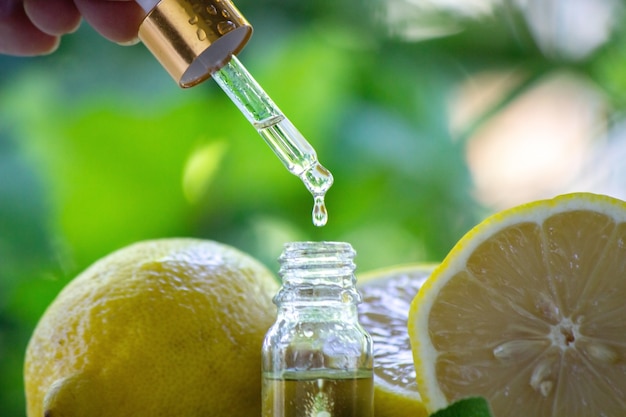 Une bouteille d'huile essentielle de citron est une médecine alternative.