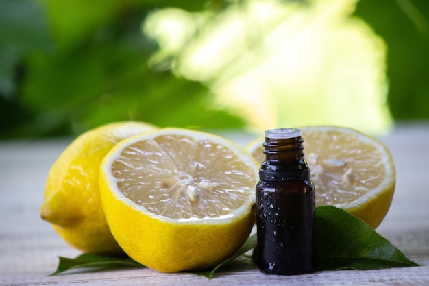 Une bouteille d'huile essentielle de citron est une médecine alternative.
