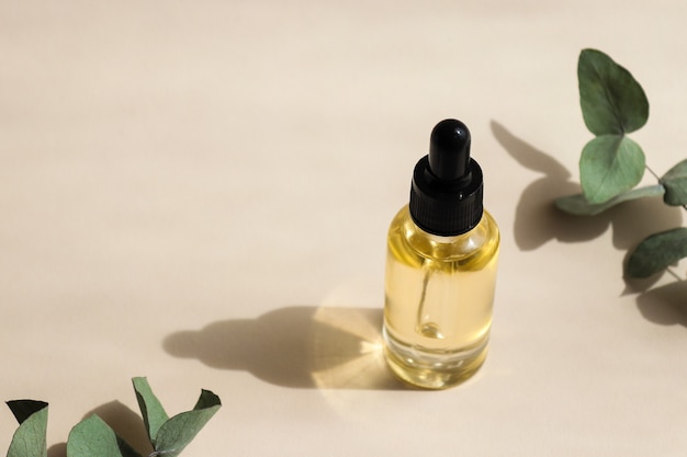 Bouteille D'huile Essentielle Cosmétique Agrandi Avec Des Ombres Profondes Lumière Dure Mise Au Point Sélective