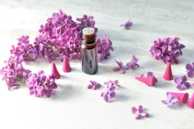 Bouteille d'huile essentielle et d'encens avec fleur de lilas pourpre
