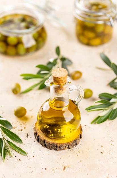 Bouteille d'huile d'olive extra vierge fraîche