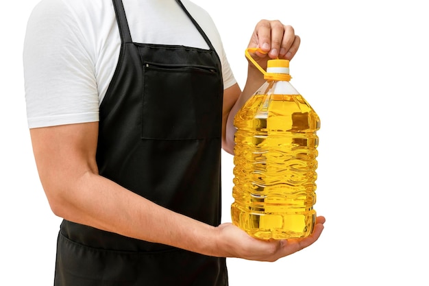 Une bouteille d'huile de tournesol dans les mains d'un cuisinier sur un fond blanc isolé