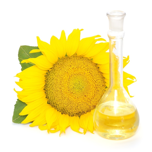 Bouteille d'huile de tournesol avec fleur sur fond blanc.