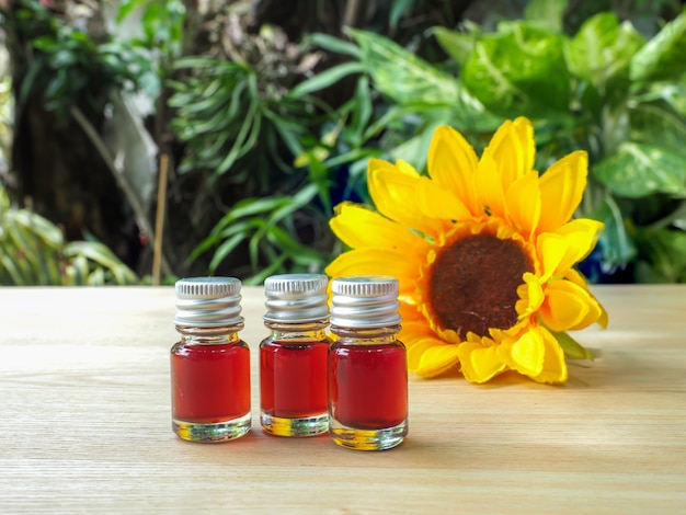 Bouteille d'huile de tournesol pressée à froid avec tournesol