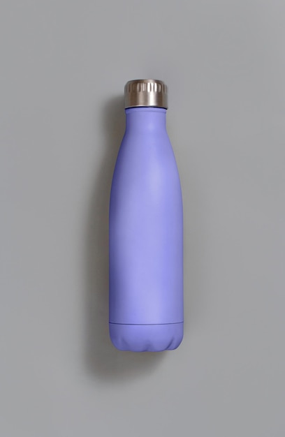 Bouteille isotherme réutilisable violet clair sur fond gris vue de dessus. Concept de mode de vie zéro déchet, sans plastique et durable