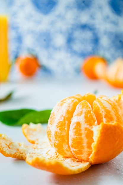 Photo bouteille de jus de mandarine et de fruits frais sur marbre