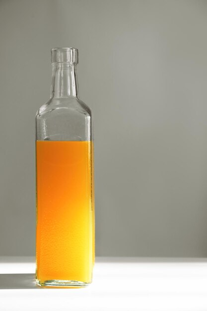 Bouteille de jus d'orange sur fond clair