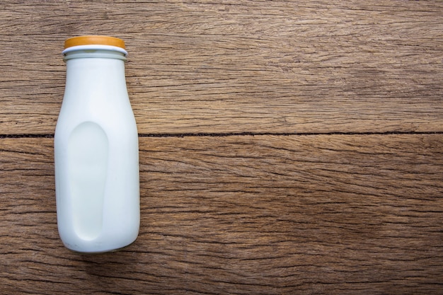 Bouteille de lait sur un fond en bois marron