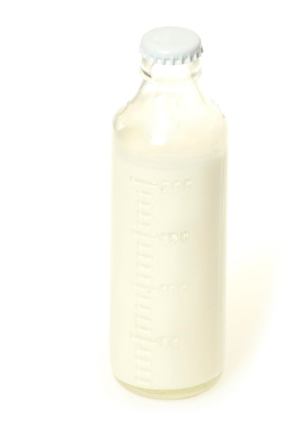 Bouteille de lait isolé sur blanc