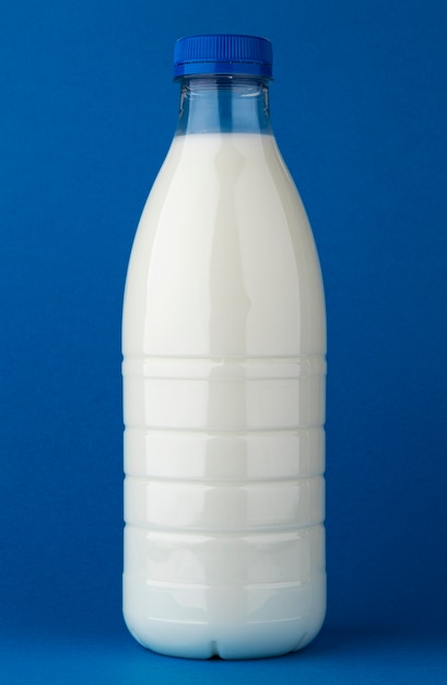 Photo bouteille de lait maquette sur bleu