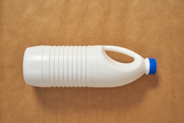 Bouteille de lait en plastique sur fond blanc